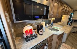 A-6 Newmar  33' , King Bed, Easy-Drive — Sleeps 5