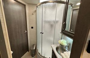 ‘Endeavor’ Loaded with Amenities + Sleeps 10!