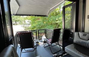 Travel Trailer / Toy Hauler / Sleeps 6 / Rear Deck