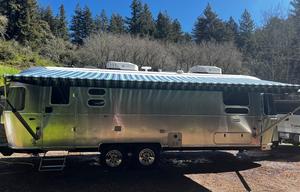 27 foot international - Power awning, Rear Hatch!