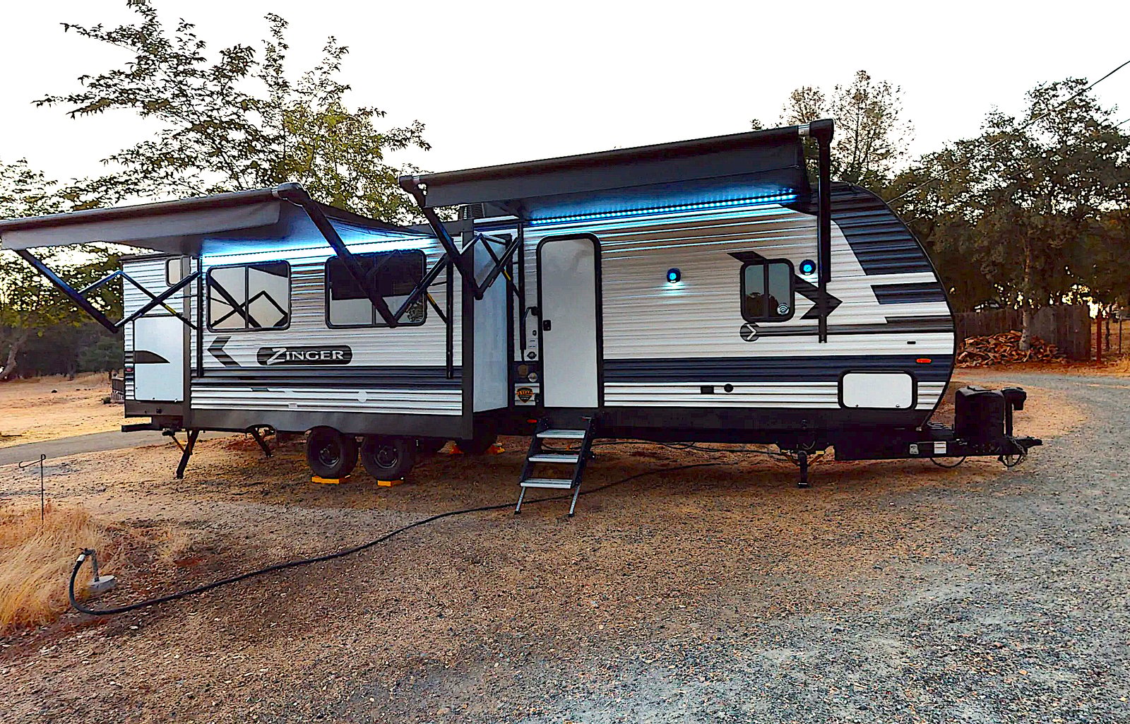 2022 CrossRoads Zinger 333D Travel Trailer 33'