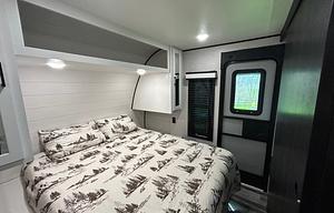 Trailside Escape JANY 2308
