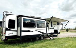 Phoenix Luxe Retreat – 2 Bedroom Family 5th Wheel