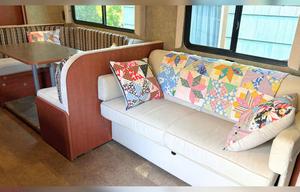 Windwaker - Eugene’s Roomy and Cozy Motorcoach