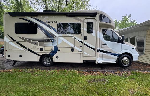 2018 Thor Motor Coach Siesta Sprinter 24SJ RV rental photo 1