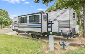 SLEEPS 6 + Outdoor fridge & Grill