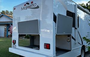Fully loaded 2015 Thor Motor Coach Majestic