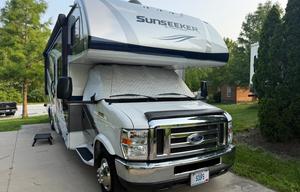 Spacious and Comfortable Class C Motorhome!