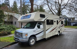 Clean & Comfy 2016 Coachmen Leprechaun 26DS
