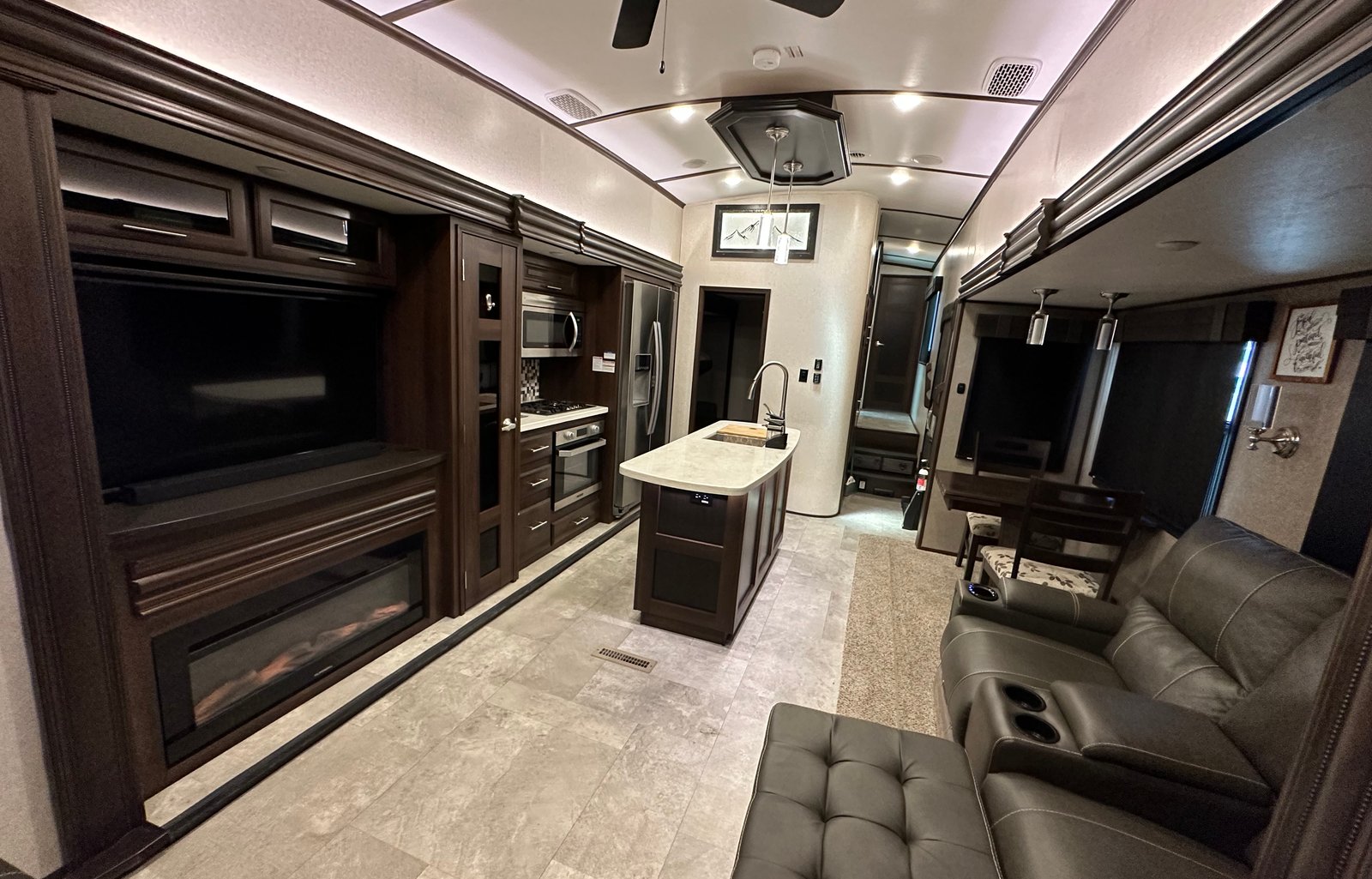 Glamping at its finest! Jayco Luxury sleeps 9!