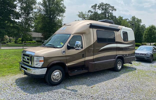 Goldy  A 2015 Coach House Platinum w/2 slideouts!