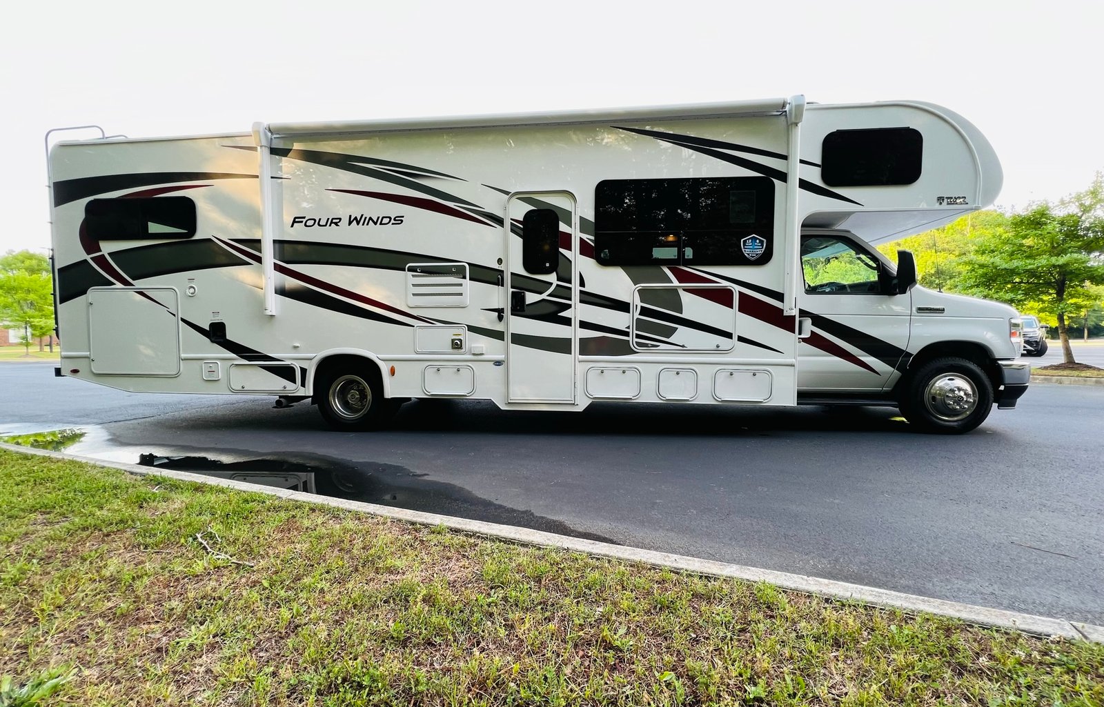 2022 Thor Four Winds 31E (with Bunkhouse)