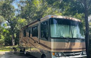 2005 Safari Trek RV rental photo 7