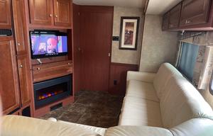 Winnebago Vista 35F (2 toilets / 1.5 bath)