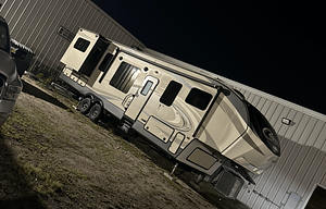 Spacious 2016 Keystone Cougar 326RDS