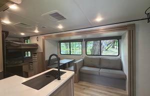 2025 Coleman Lantern 28 BHS