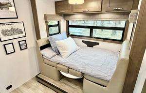 DeMonte—Luxury 4x4  Dynamax Isata 5 Extreme