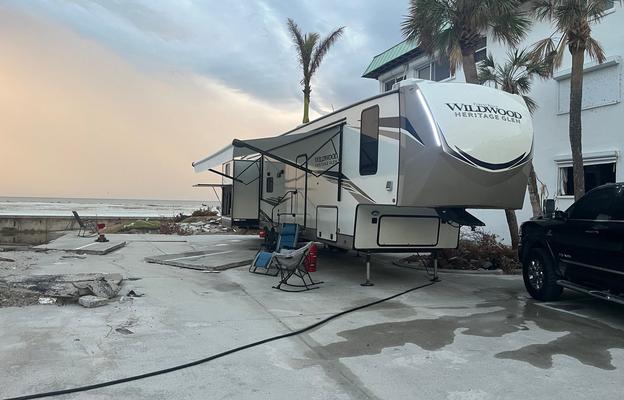 2 bedroom, 2 full baths, 43’ fifth wheel