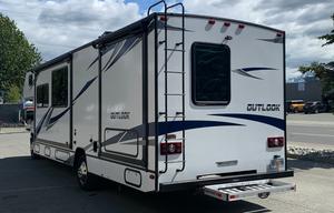 SKYLAR - 2020 Winnebago Outlook 31N 11704 PWI