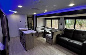 Pet Friendly- Sleeps 9- Outdoor Kitchen