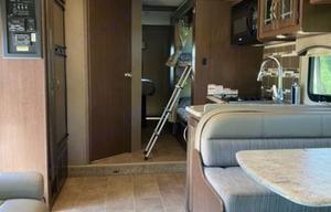 Easy to drive 2017 Thor Chateau 31E bunkhouse