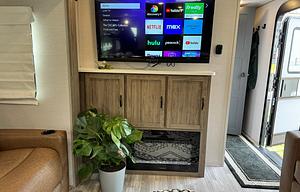 2024 Luxurious, Loaded & Spacious 2 Bdrm Pets Free