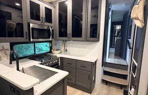 Luxury 2025 Alliance Valor 44V14 w/ 14' Garage