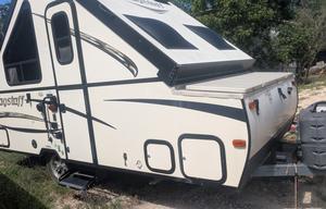 Easy pull electric brake hard side pop-up