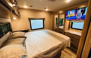 2022 Thor Four Winds 31E (with Bunkhouse)
