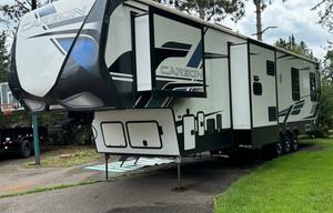 2022 Carbon 398 Toy Hauler