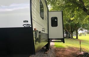 Great family camper with room