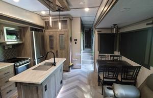 Full Sized Fifth Wheel for Full Time Fun