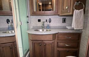 A-6 Newmar  33' , King Bed, Easy-Drive — Sleeps 5