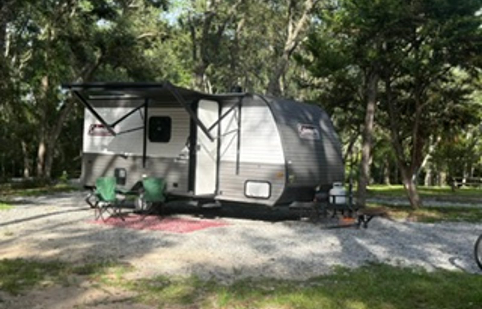 Cozy Family Camper – Queen Bed, Bunks & Fireplace