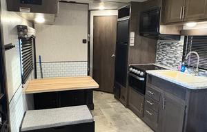 2020 Coleman Lantern 28ft Trailer