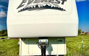 2005 Keystone RV Everest 352L RV rental photo 3