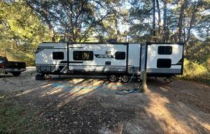 Family Bunkhouse Coachmen Apex Ultra-Lite 300BHS