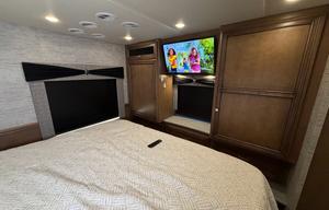 A-6 Newmar  33' , King Bed, Easy-Drive — Sleeps 5