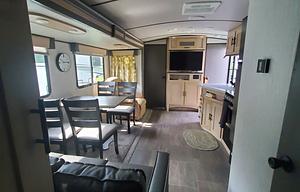2021 Cruiser Radiance Ultra Lite 28QD RV rental photo 5