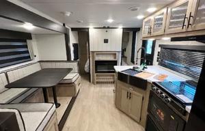 Bunkhouse RV Rental | Sleeps 8 | Outdoor Kitchen
