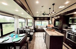 Phoenix Luxe Retreat – 2 Bedroom Family 5th Wheel