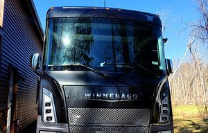 Luxury Winnebago Adventurer – Drive, Camp or Glamp