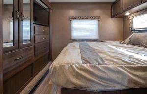 C9 Luxury Four Winds 10 Sleeper w Bunks! 2 Slides