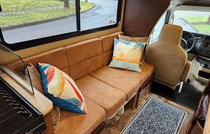 Clean & Comfy 2016 Coachmen Leprechaun 26DS