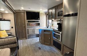 2019 Palomino Puma w Outdoor Kitchen Sleeps 10