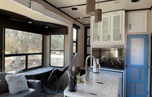 Spectacular and Super Comfortable Fifth Wheel