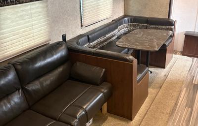 Spacious 28’ Camper – Perfect Family Getaway!