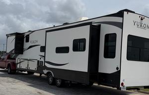 Deluxe 5th Wheel Luxury. Comfort.  Freedom.
