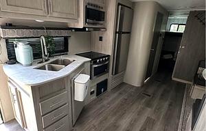 SPACIOUS FAMILY RV W/ ROOM FOR 10!
