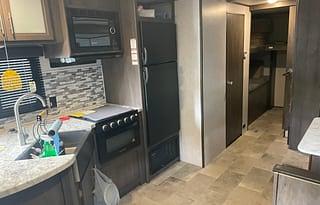 2021 Dutchmen RV Coleman Lantern Series 295QB RV rental photo 3
